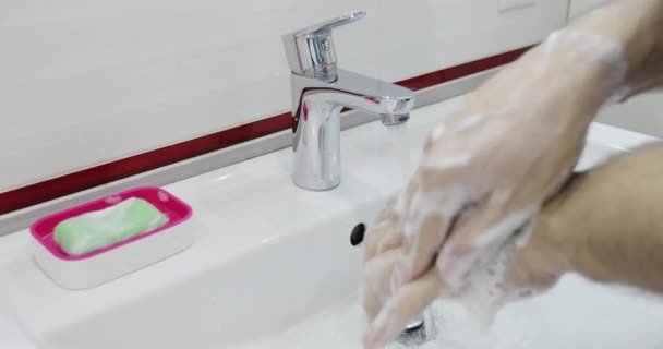 El hombre se lava las manos a fondo con jabón. — Vídeos de Stock