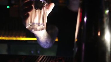 Barmen elinde cam bir kadeh çeviriyor.. 