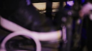 Bir gece kulübünde davulcu çalıyor. Pedalı kapat.. 