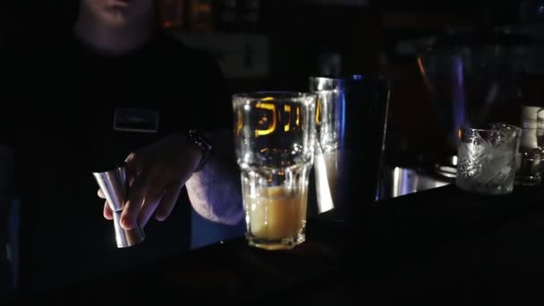 Barmen portakal kokteyline bir bardak votka koyar.. — Stok video
