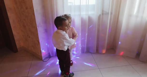 Kleine kinderen dansen tijdens een vakantie. — Stockvideo