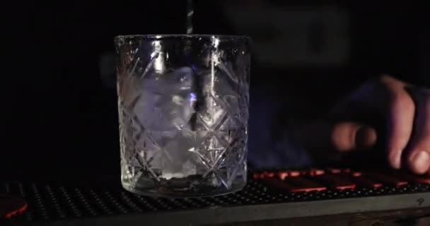 Barman připravuje koktejl na ovladači.. — Stock video