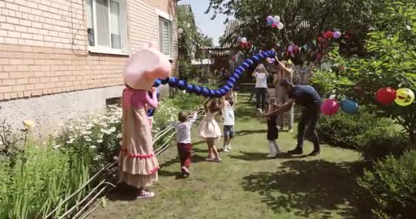 Familia celebra un cumpleaños. — Vídeos de Stock