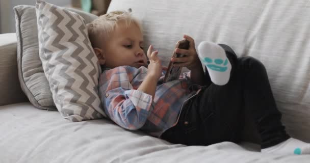 Lindo bebé descansando en casa. — Vídeos de Stock