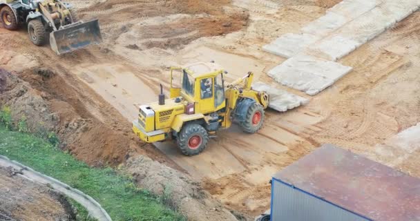 Sarı kazıcı bir inşaat alanında çalışıyor.. — Stok video