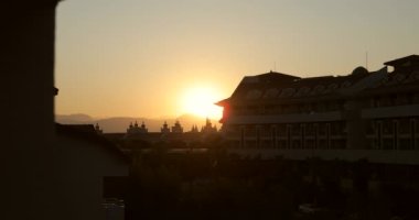 Güzel gün batımı ya da manzara şehrinin gündoğumu. 