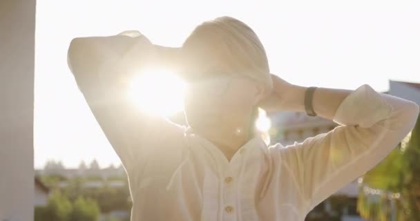 Una anciana con arrugas profundas en gafas de sol. — Vídeos de Stock