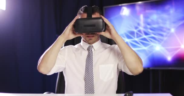 Um jovem tira óculos pretos de realidade virtual. — Vídeo de Stock