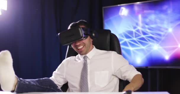 Empresário alegre usa óculos de realidade virtual. — Vídeo de Stock