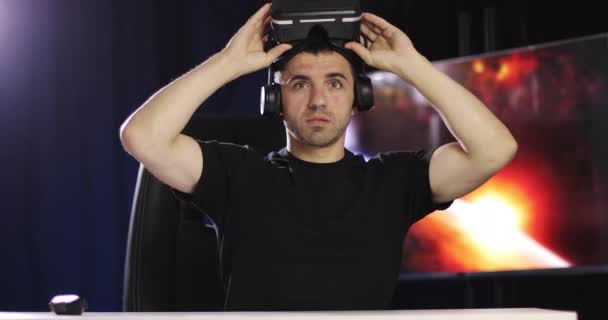 Um homem tira óculos de realidade virtual. — Vídeo de Stock