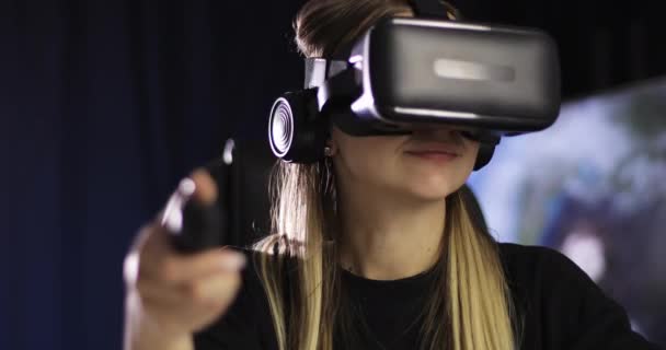 Jonge vrouw maakt gebruik van een virtual reality bril bedieningspaneel. — Stockvideo