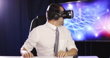 Genç işadamı içeride sanal gerçeklik gözlüğü kullanıyor.. 