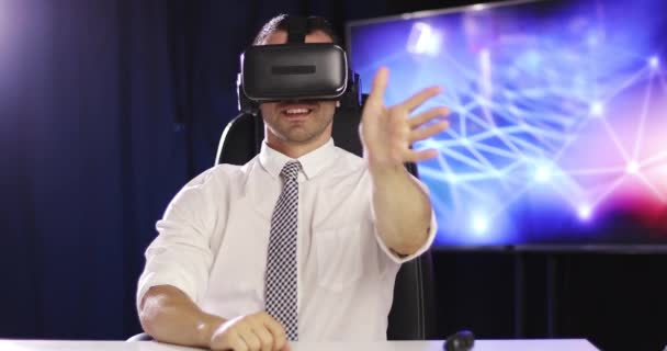 Sonriente alegre, mirando en gafas VR y gesto de mano. — Vídeo de stock