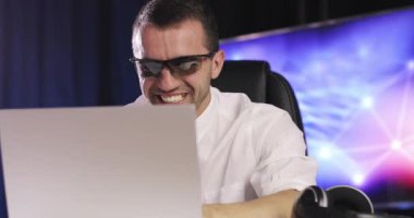 Genç ofis müdürü fütüristik odada eğleniyor.. 