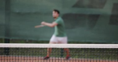 Tenis antrenmanındaki genç sakallı adam.. 