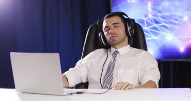 Ofiste bir adam uyuyor..