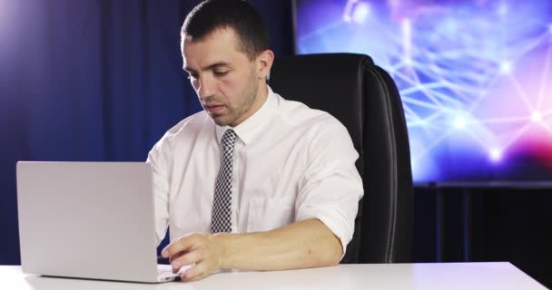 Empresário atraente está digitando no laptop. — Vídeo de Stock