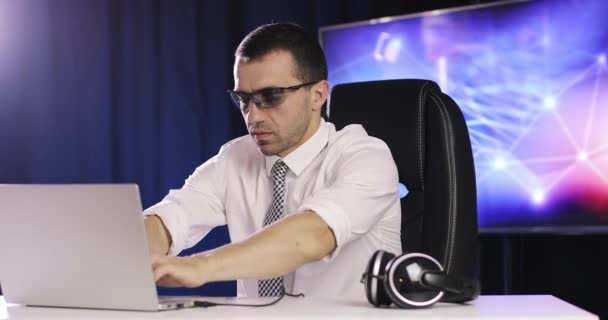 Elegante modello maschio non rasato in camicia bianca e cravatta tenendo conferenza 3D. — Video Stock