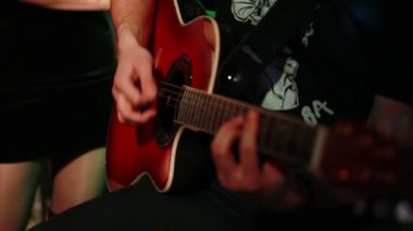 Barmen bir kokteyl hazırlıyor. Gece kulübünde parti.. 