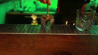 3D Disko Ayna Topu dönüyor ve gerçek kulübü yansıtıyor