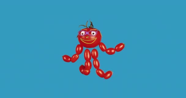 Czerwony człowiek pomidor w okularach tańczy na niebieskim tle. — Wideo stockowe