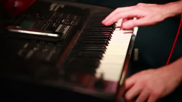 Close up of male hands playing on a synthesizer in a nightclub. — Stock Video