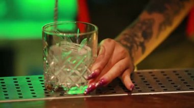 Barmen bir buz küpünü ateşe verdi. Barmen kokteyl hazırlıyor.. 