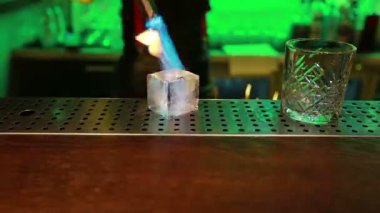 Barmen büyük bir buz küpüne mühür basıyor.. 