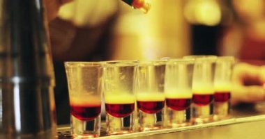 Barmen içkileri hazırlıyor..