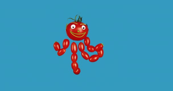 Tomate vivante dansant sur un fond bleu. — Video