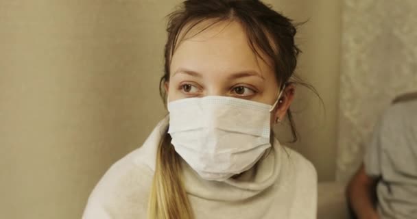 手を振ってマスクの患者コロナウイルスの子供たち. — ストック動画