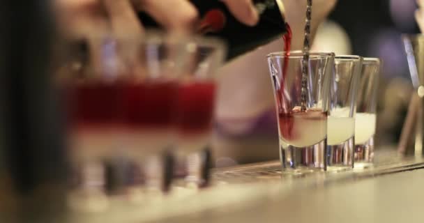 El camarero está cocinando tragos rojos.. — Vídeo de stock