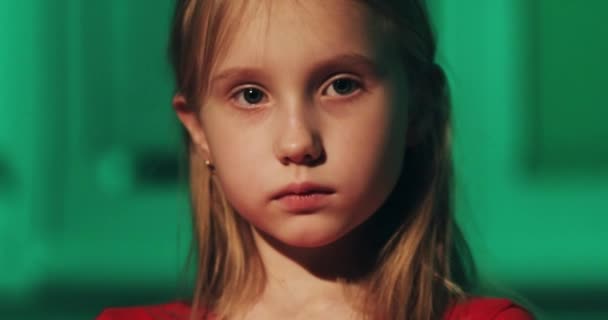 Κοντινό πρόσωπο ενός θλιμμένου κοριτσιού. — Αρχείο Βίντεο