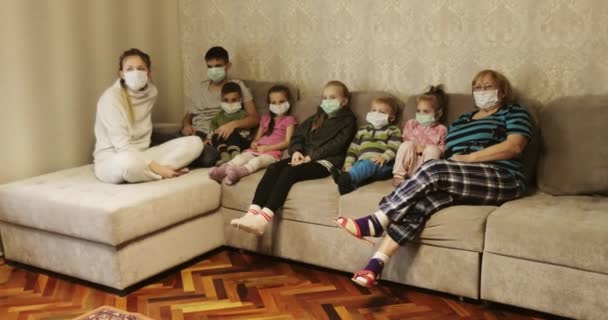 Хвора жінка в масці під час епідемії коронавірусу . — стокове відео