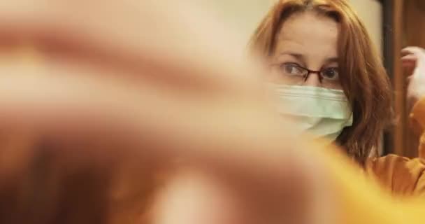 Portret van een vrouw met een masker tijdens een epidemie. Coronavirus. — Stockvideo