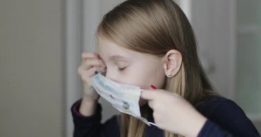 Tatlı bebek koruyucu bir tıbbi maske takıyor.. 