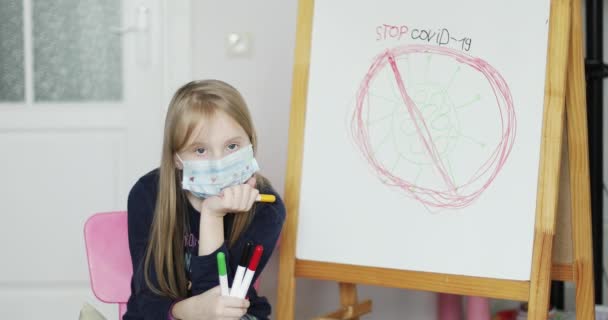 Het meisje tekende een virus op een tekentafel.. — Stockvideo