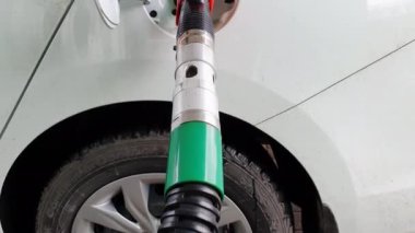 Benzin istasyonunda benzin dolduruluyor.. 