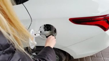 Kadın ellerinin kapağını kapat.. 