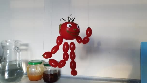 戴着眼镜的快乐的西红柿人在厨房里跳舞. — 图库视频影像