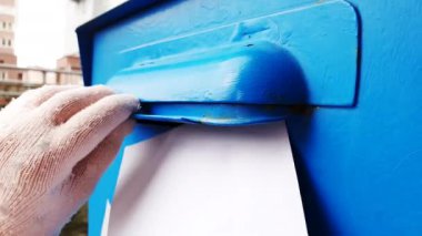 Çocukların yakın çekimleri mavi bir posta kutusuna bir mektup atın.. 