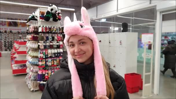 Mujer con un sombrero alegre sonriendo. Compras. — Vídeo de stock