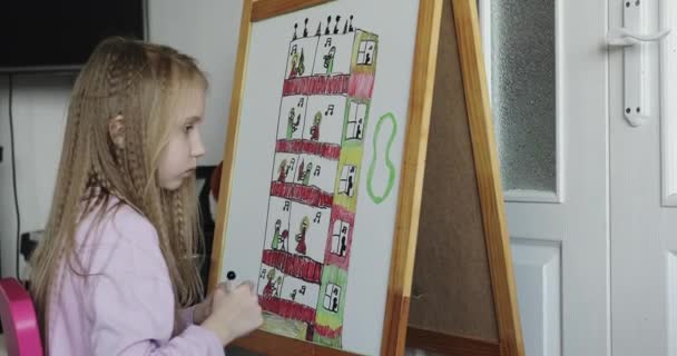 Una chica dibuja cantando en los balcones durante una epidemia. — Vídeos de Stock