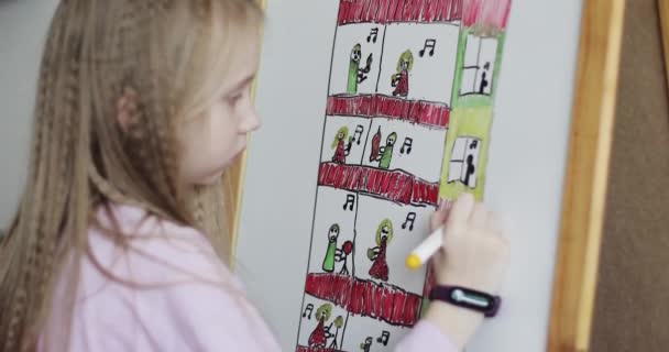 Dziewczyna rysuje z filcu końcówki długopisy na białej planszy. — Wideo stockowe