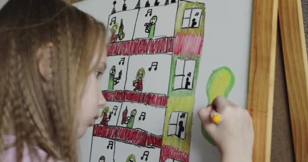 Κορίτσι ζωγραφίζει plaing ανθρώπους μουσική στο μπαλκόνι. — Αρχείο Βίντεο