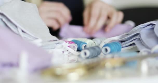 Close-up de acessórios para costura: fios, tesouras, tecido. — Vídeo de Stock