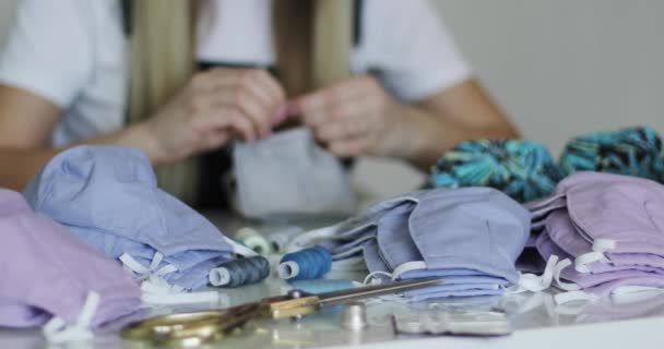 Zblízka ženské ruce šít lékařské masky během epidemie. — Stock video