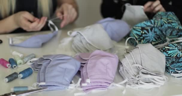 Madre e hija cosen máscaras médicas en casa. — Vídeos de Stock