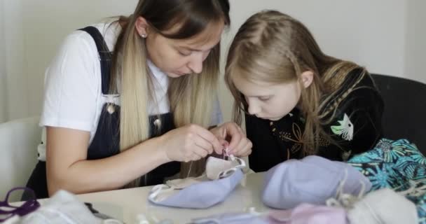 Mãe e filha costurar máscaras médicas em casa. — Vídeo de Stock