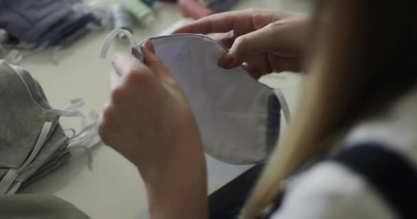 Маски ручної роботи. Жінка шиє медичні маски . — стокове відео